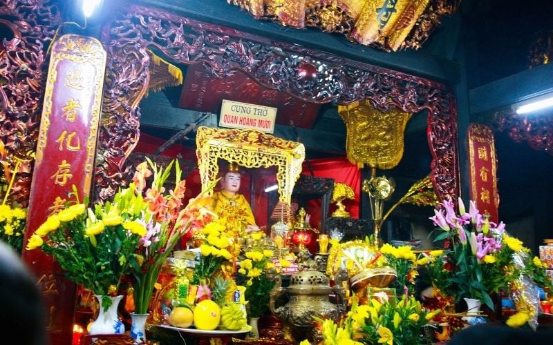 Không gian thờ cúng tại đền Dinh Đô Quan Hoàng Mười mang đậm dấu ấn tâm linh 